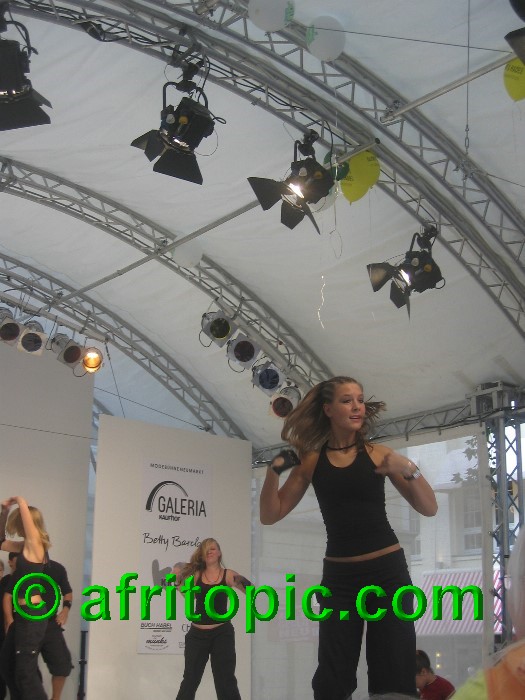 ../Images/Krefeld-Strssenmodenschau-2005 489.jpg